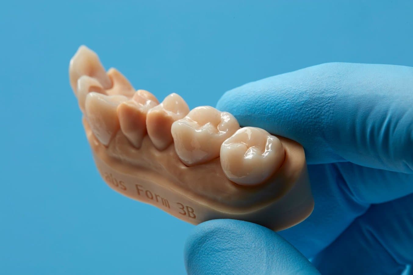 Usando la Permanent Crown Resin, la impresora 3D de Formlabs puede fabricar coronas únicas permanentes, incrustaciones de tipo inlay y onlay y carillas. Esta resina de vanguardia produce restauraciones de larga duración muy resistentes con un ajuste fiable