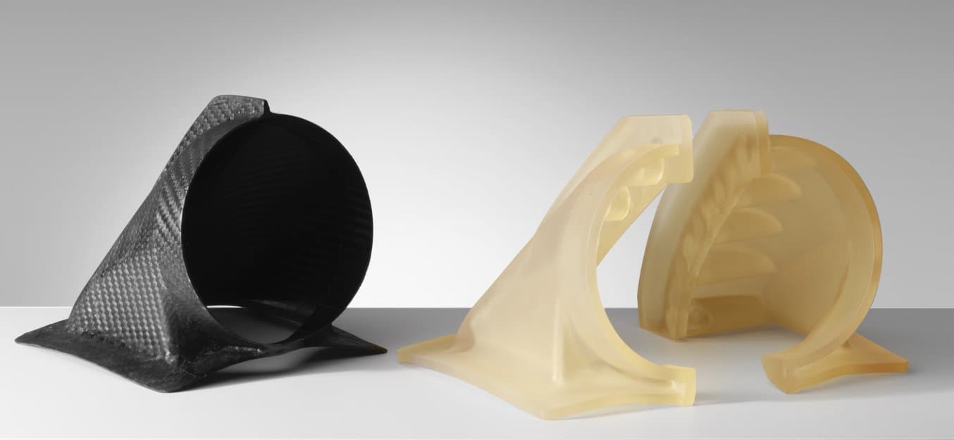 最终使用的碳纤维成型部件和 3D 打印模具。