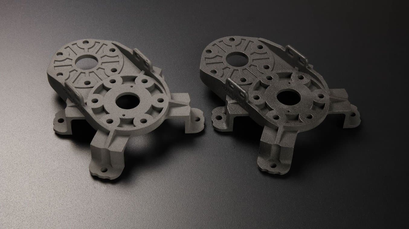 采用透明涂层前后的试件。涂层部件为深灰色,半光泽外观。