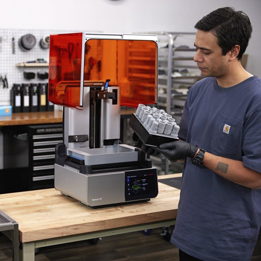 在电脑屏幕前的人