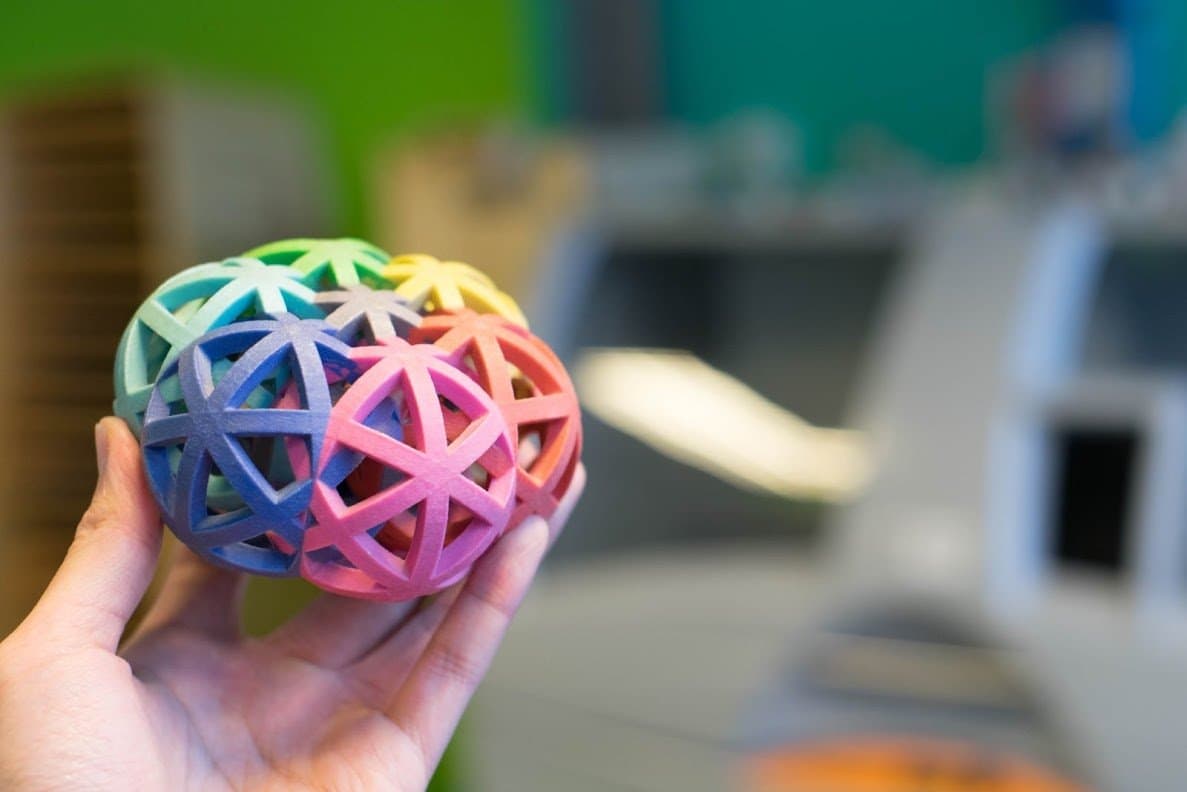 采用粘合剂喷射成型技术的全彩 3D 打印部件。(来源:Hubs)