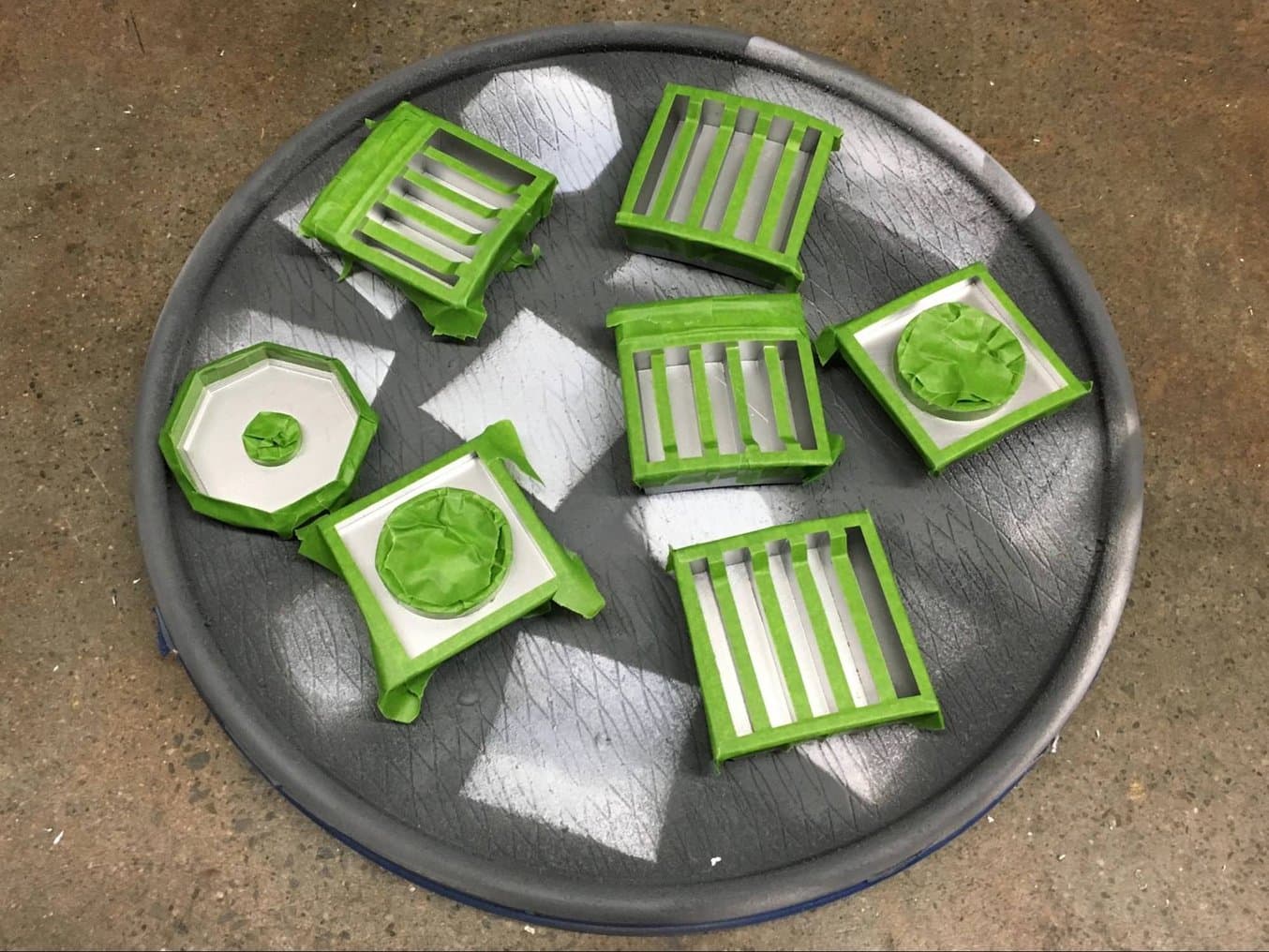 在进行遮盖时,首先要确定正确的顺序。在我们的实例中,部件首先要涂装银色,使用油漆胶带将要在最终部件上保留银色的部分遮盖住