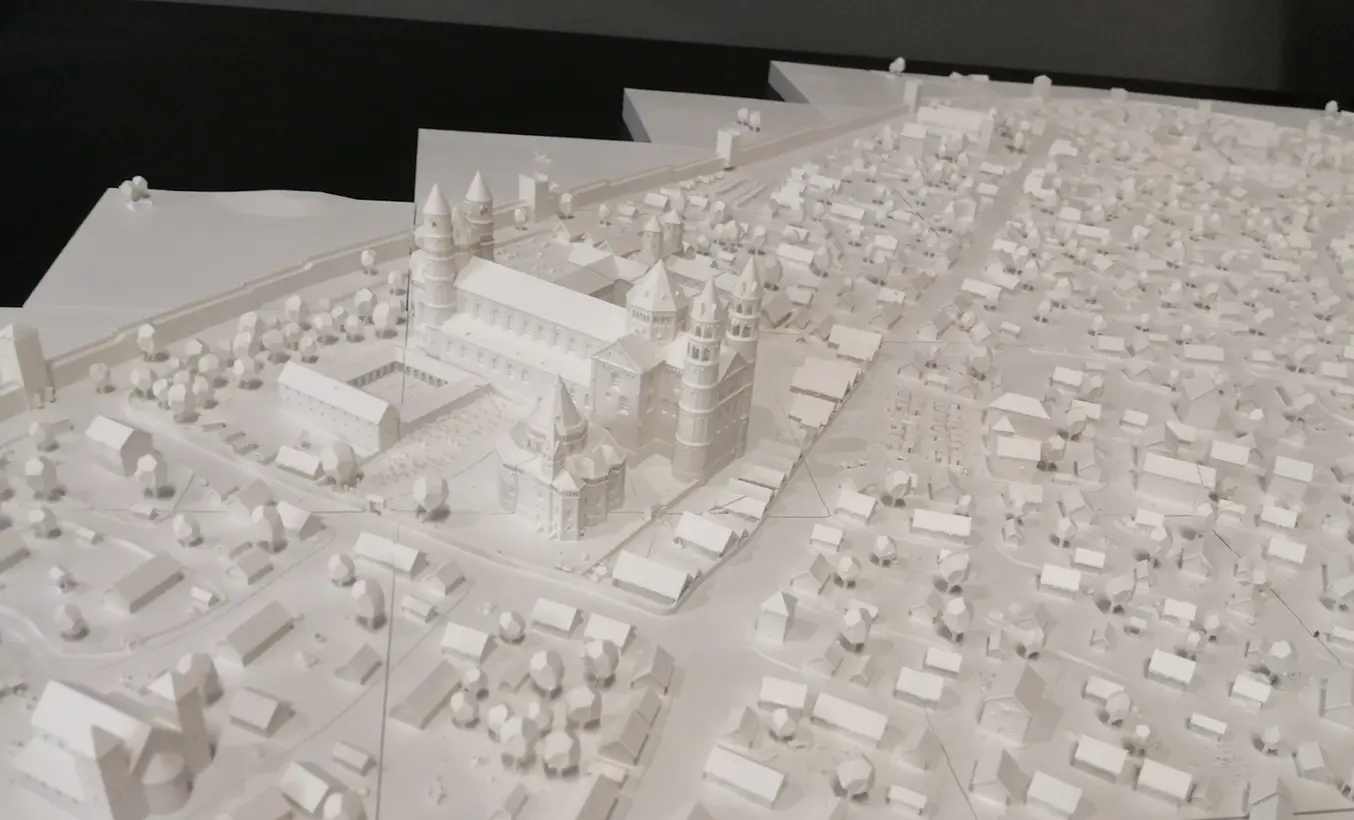 两个不同时期中三座城市的模型重建工程涉及 650 多个部件,使用 Formlabs White Resin 打印而成,尺寸为 12×12cm。