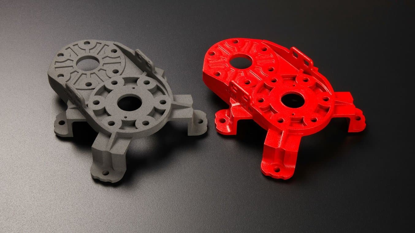 上漆前后的试件。上漆部件为亮红色,外观光滑。