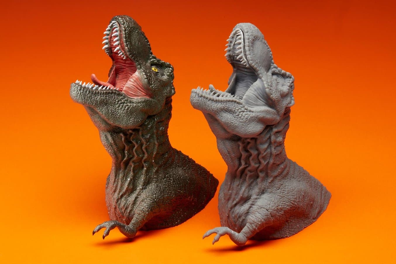 一个采用 SLA 技术 3D 打印的恐龙微缩模型上色前后的横向对比。