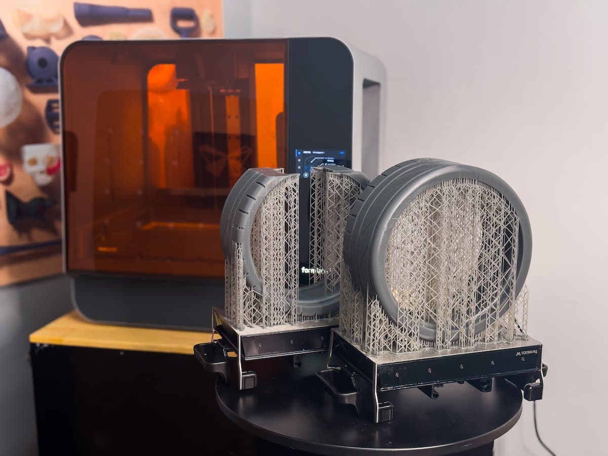 Form 3L 和两个大型 SLA 3D 打印部件