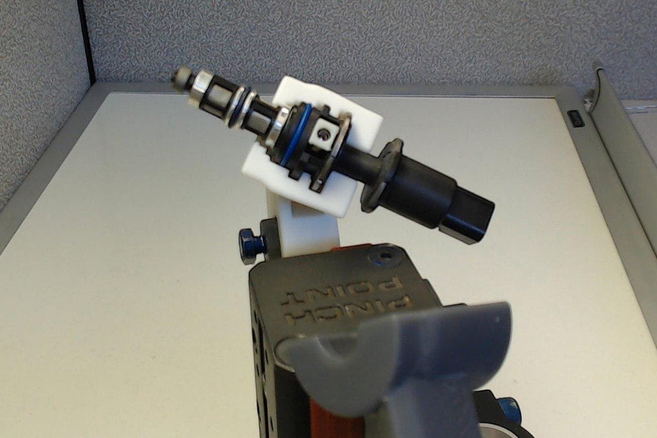 STS Technical Group 使用 SLA 3D 打印技术生产了定制的机器人夹持器。