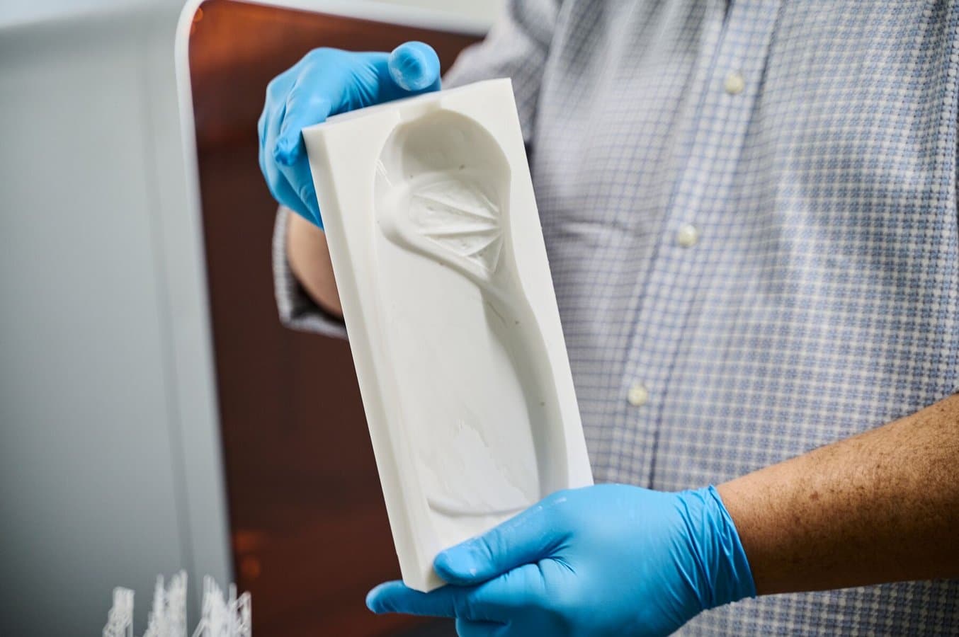 通过使用 Rigid 10K Resin,Serioplast 制作了表面光滑的精密模具,能够整合精细特征,包括 0.5mm 的小孔。