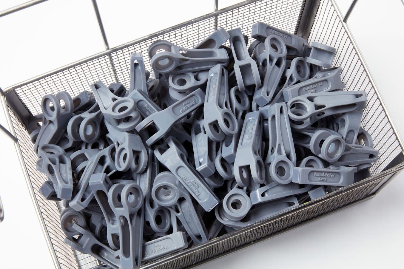Formlabs MSB 每天可打印数百个样品部件(例如这些 Grey Resin 样品部件),而自动化生态圈则有助于在保持流程精简的同时提高效率。