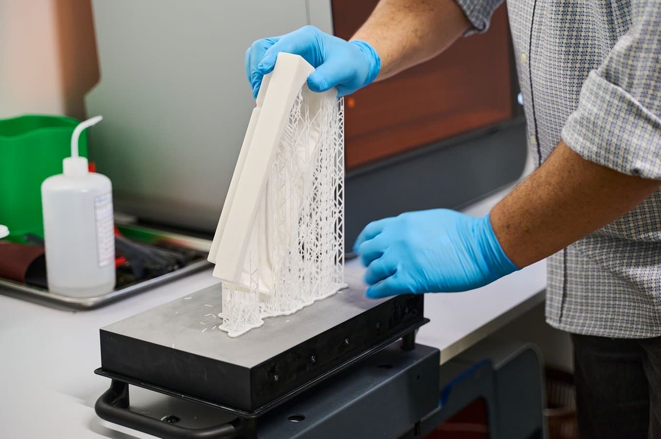 清洗后,移除支撑结构,后固化模具。