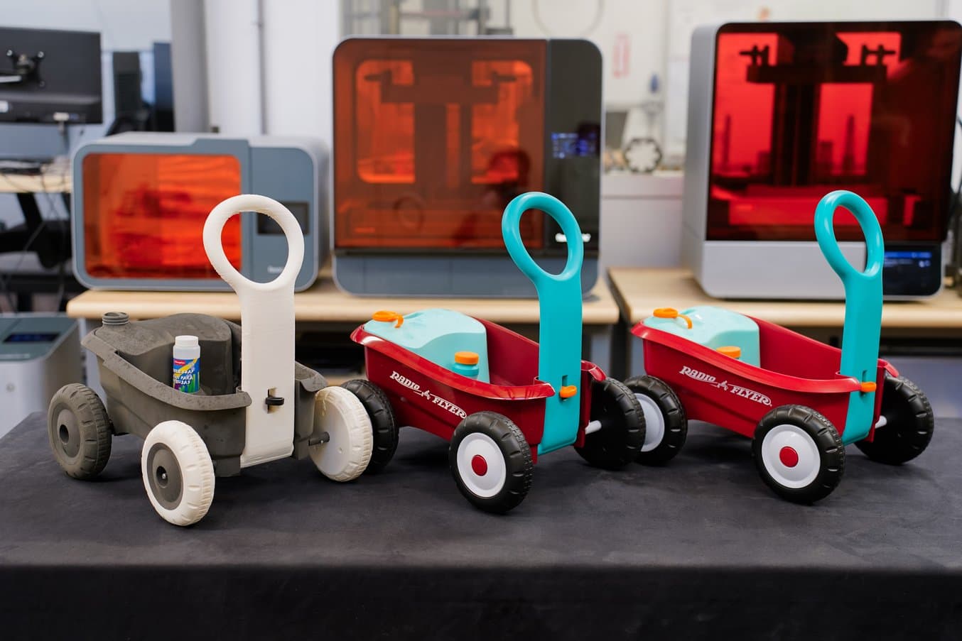 Formlabs SLA 3D 打印机前的三个玩具手拉车
