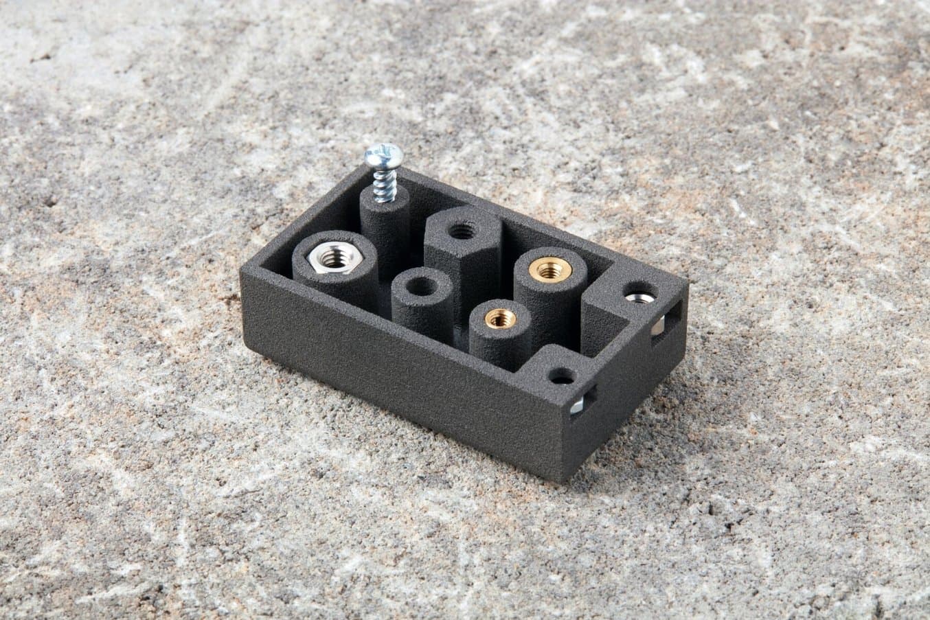 测试部件,其中自攻丝螺丝安装在无嵌件的凹槽中。