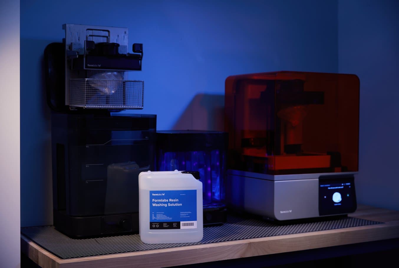 工作台上的 Form Wash、Form Cure 和 Form 4 3D 打印机以及 Resin Washing Solution