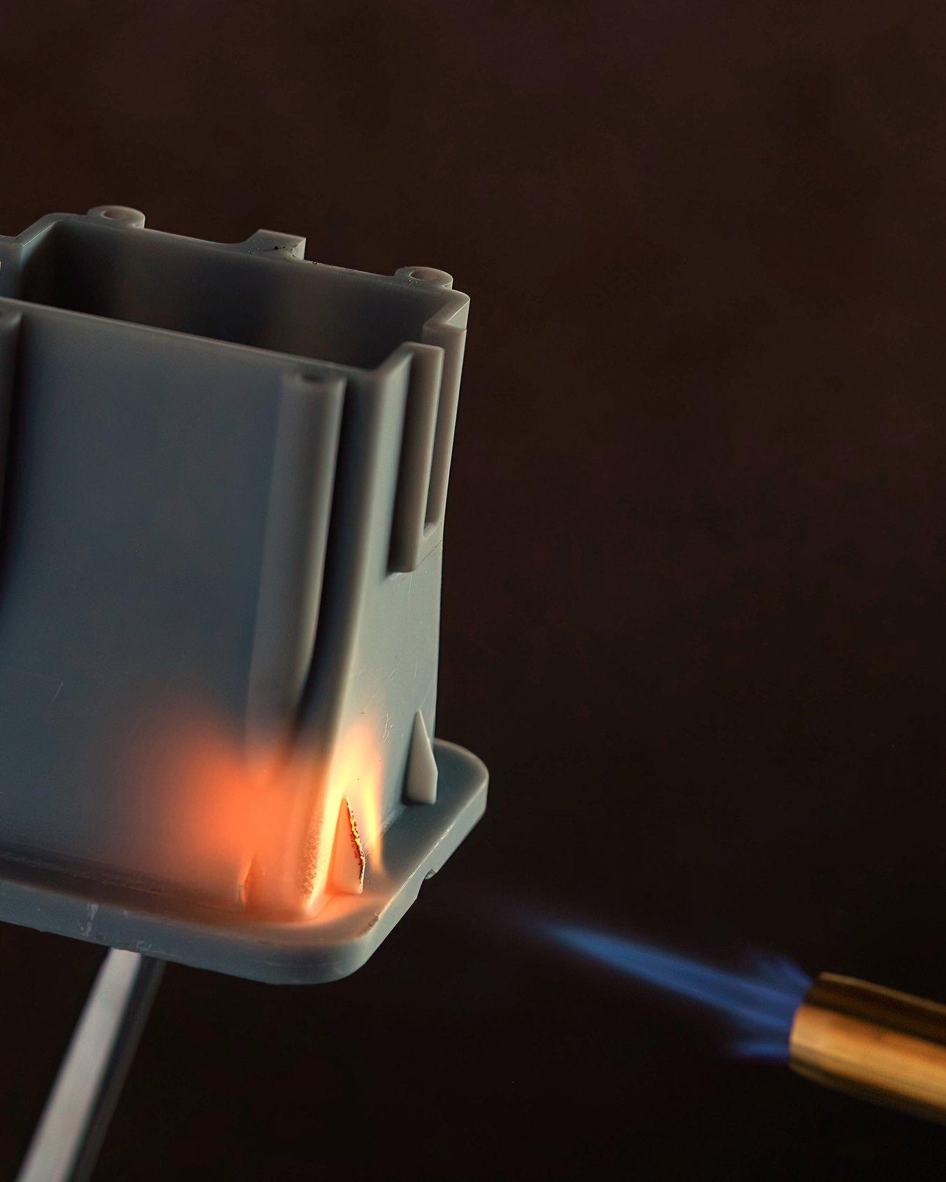 使用 Flame Retardant Resin 制造的加热器支架，火焰直烧。