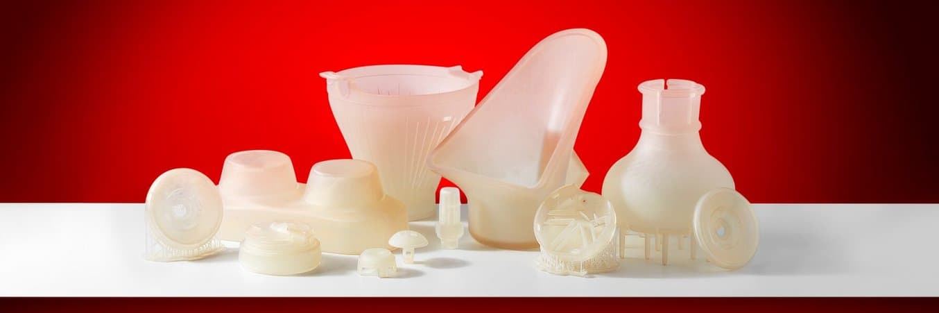 红色背景中的几个 3D 打印原型 红色背景中的几个 3D 打印原型