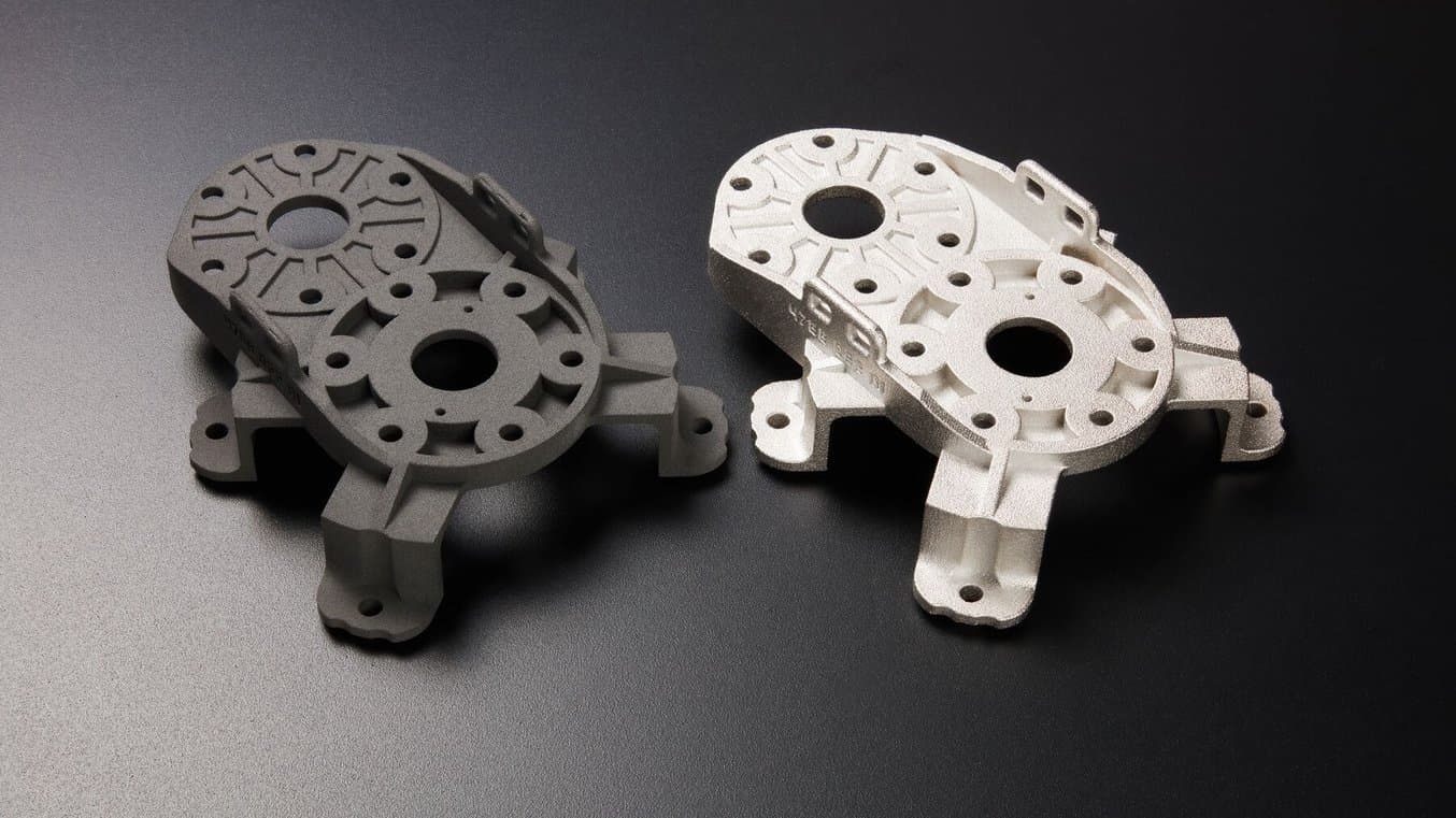 电镀前后的试件。电镀部件为银色,外观有金属光泽。