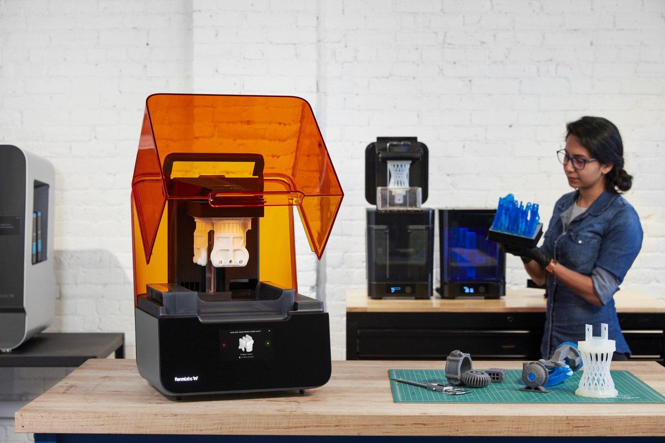 桌面上的 Form 3+ 立体光固化 SLA 打印机以及 3D 打印部件