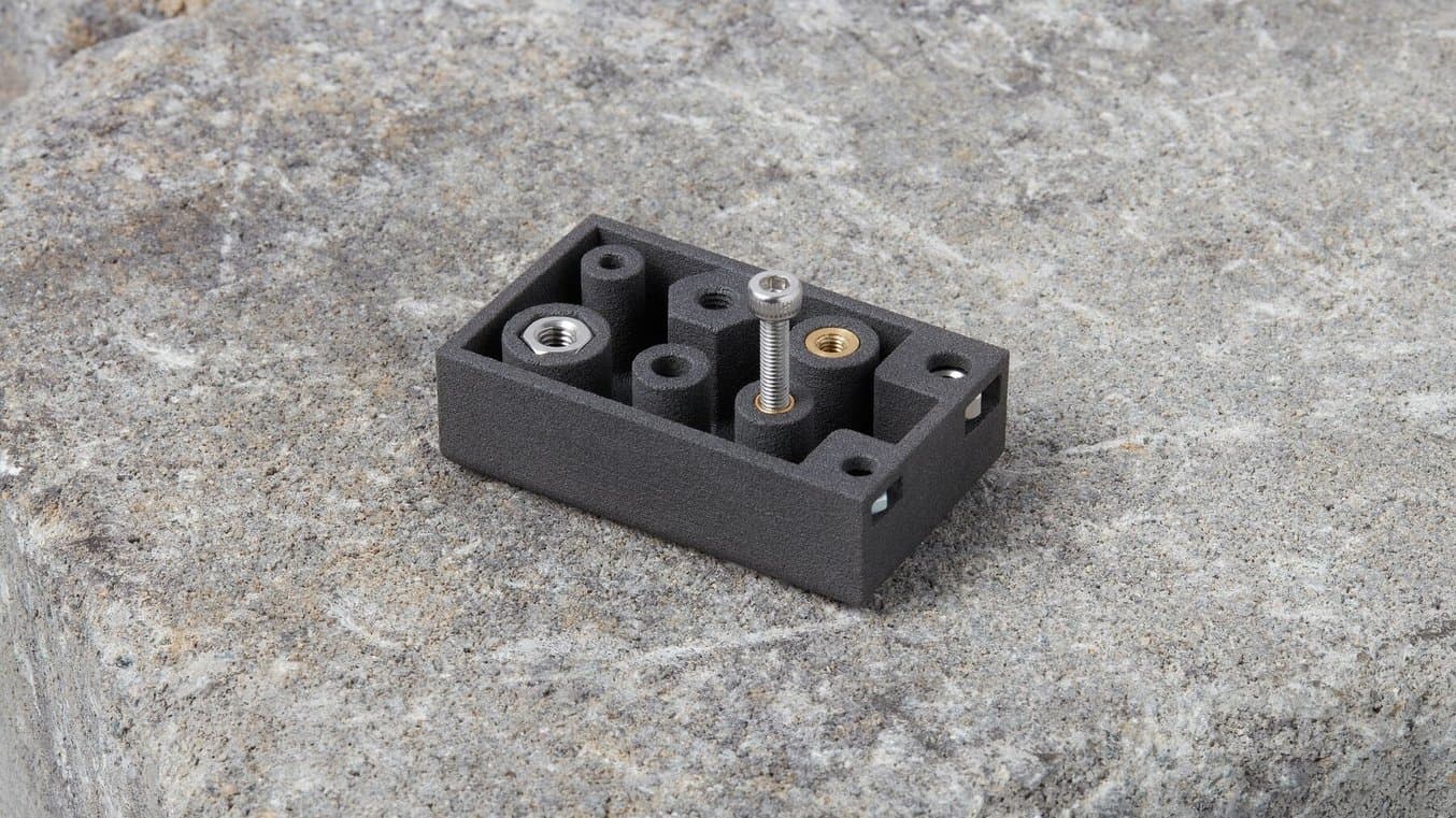 测试部件,其中机器螺丝安装在膨胀螺丝嵌件内。