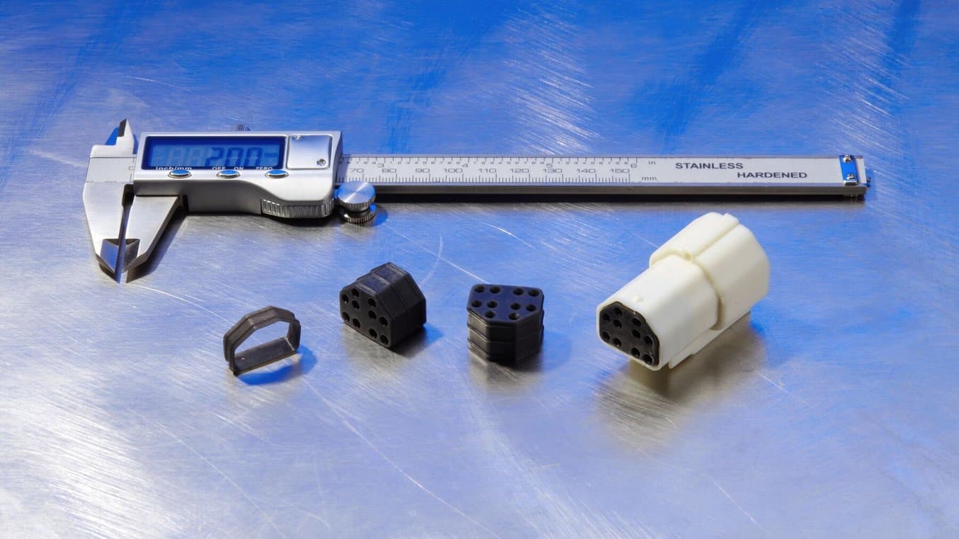 HGM Automotive Electronics 使用 Silicone 40A Resin 进行 3D 打印制作的连接器密封件。
