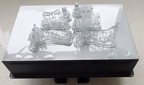 构建平台上使用 Clear Resin 打印的样品部件