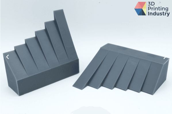 测试悬垂结构的两个灰色 3D 打印部件